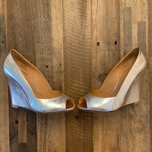 Tri-tone open toe wedge heel